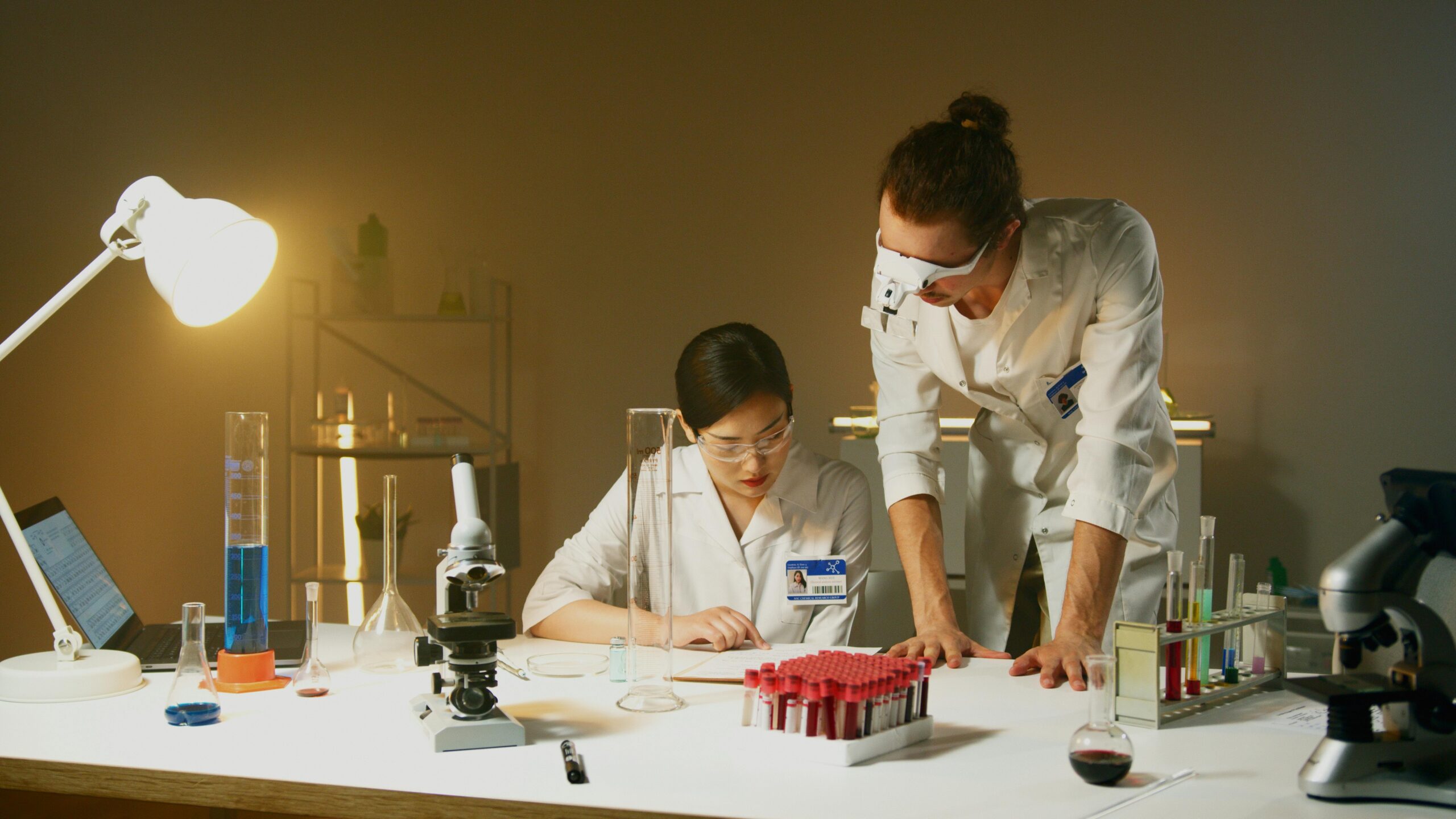 Nuestro equipo trabajando en desarrollar productos de Blanqueamiento Dental en Casa